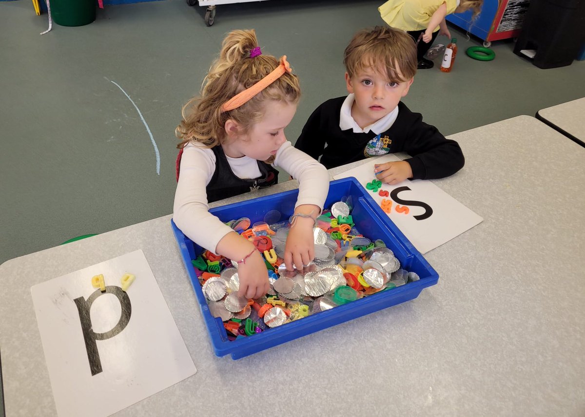 ypd_aidancampus's tweet photo. Exploring phonics in fun activities! 
Learning while we play! #meithrin
🎲🧩🔤 #phonics @RuthMiskinEdu 
@Penrhyndewi #teamypdva 🖤💛 https://t.co/sHrWSKoQ4F