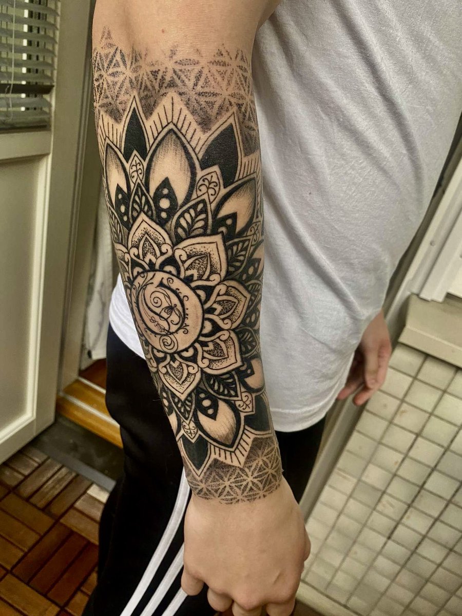 RespyYT's tweet photo. finally got my half-sleeve finished

got the @OfficialOpeth logo in the middle https://t.co/hfmujhBoGX