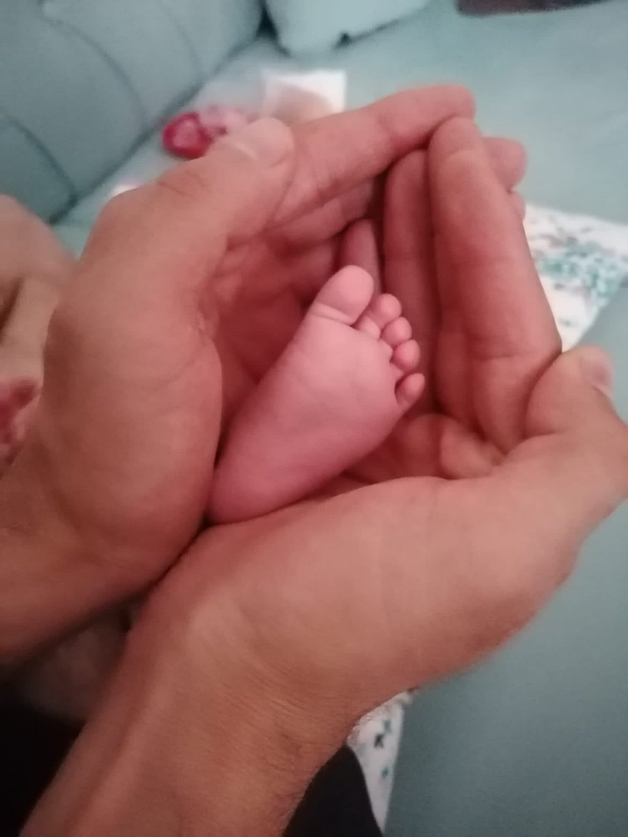 Defnennbabasi's tweet photo. Miniciktir belki ama;
- Bilirsin avuçların da dünya olsa onun kadar mutlu etmez seni 🥰
#defnem https://t.co/yvmjtFRqia