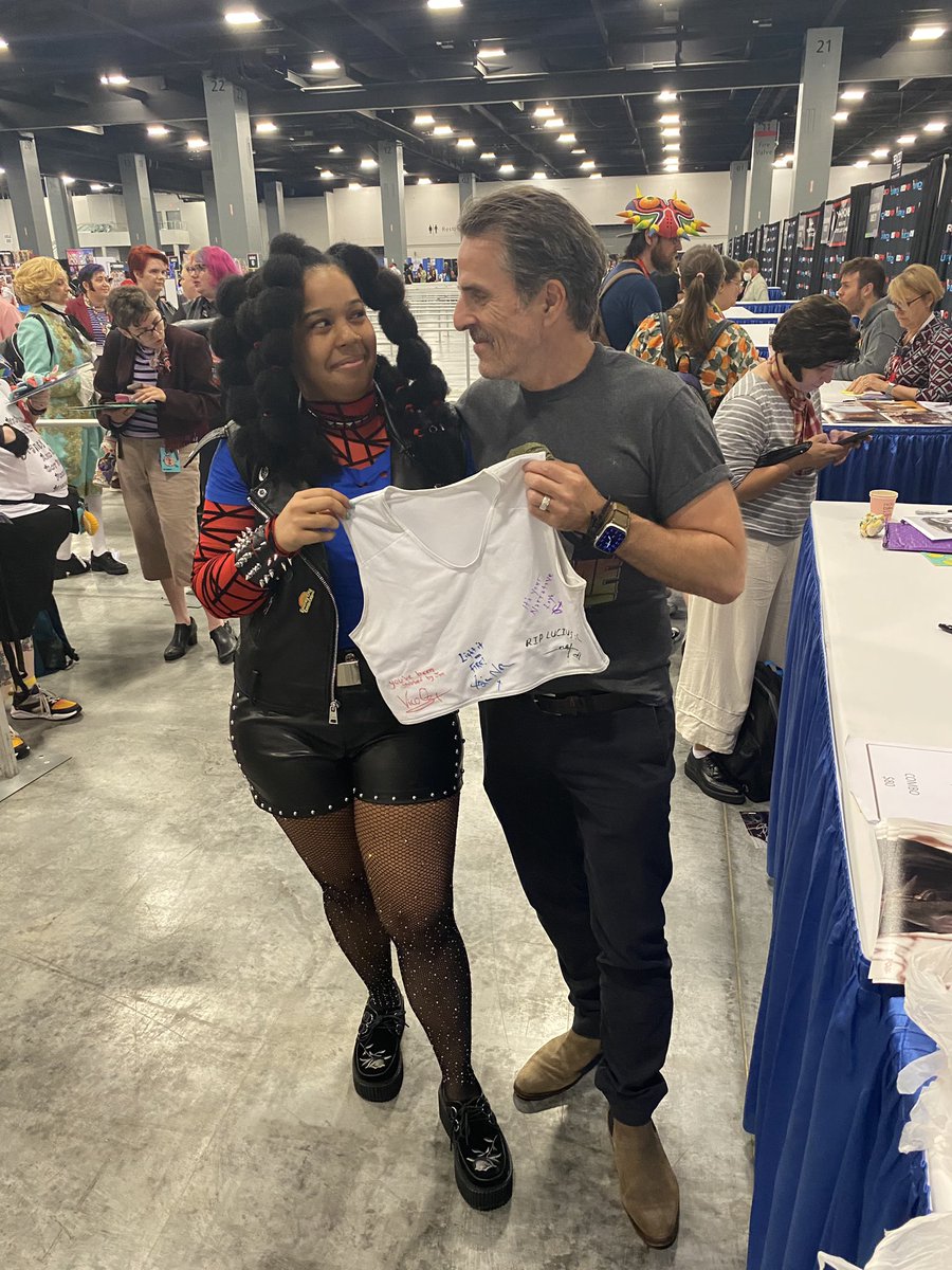 mychemparapark's tweet photo. how / why Con ended up signing my binder at SuperCon #ofmd #SuperConAsACrew https://t.co/SJJYEjjrDR