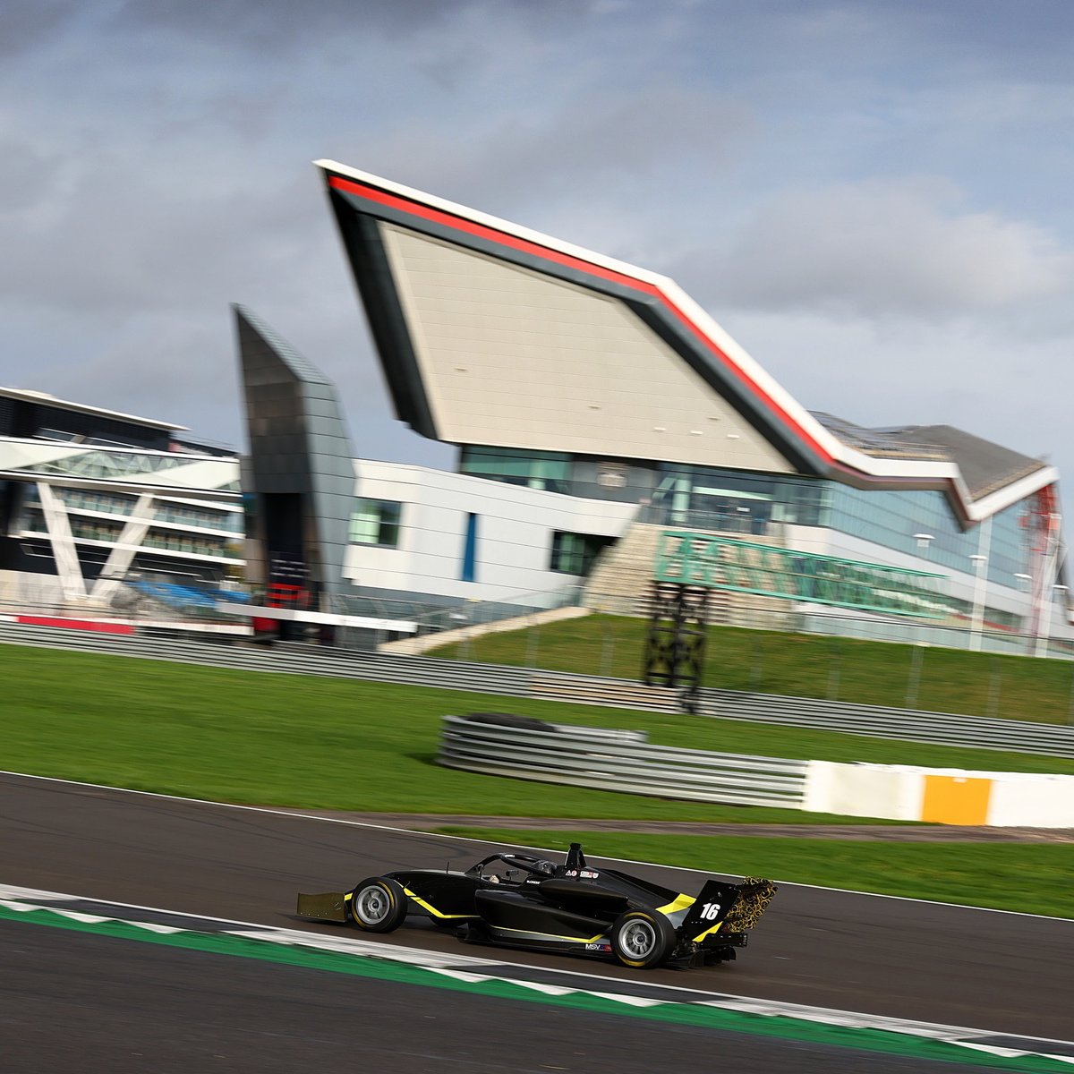 Excited to be back on home turf at Silverstone alongside the British Grand Prix this weekend! Looking forward to an action packed next few days. 
Here is the schedule for the weekend at Silverstone
#fiaf3 #brdc