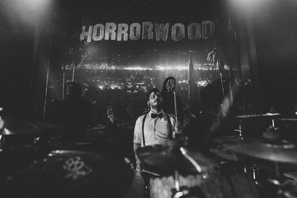 ICENINEKILLS's tweet photo. Long Live Horrorwood🍿🩸🎬

#iceninekills #popularmonstour #fallinginreverse #welcometohorrorwood #metalmusic #livemusic https://t.co/3S2hvzQMoF