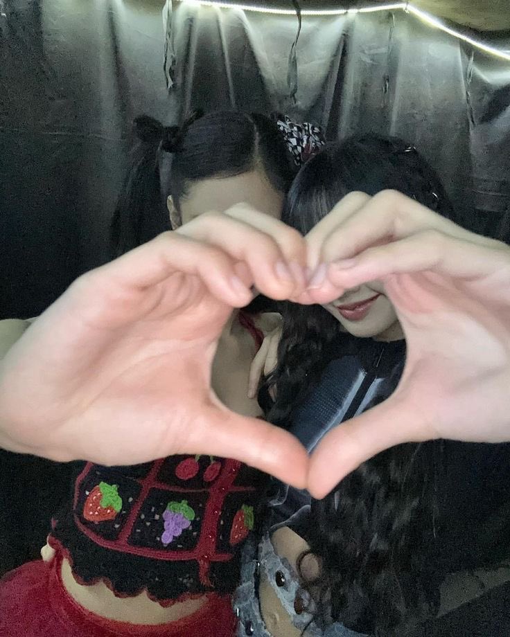 idkjenlisaa's tweet photo. Abro hilo de fotos subidas de jennie y lisa juntas https://t.co/DhPaZMOsDa