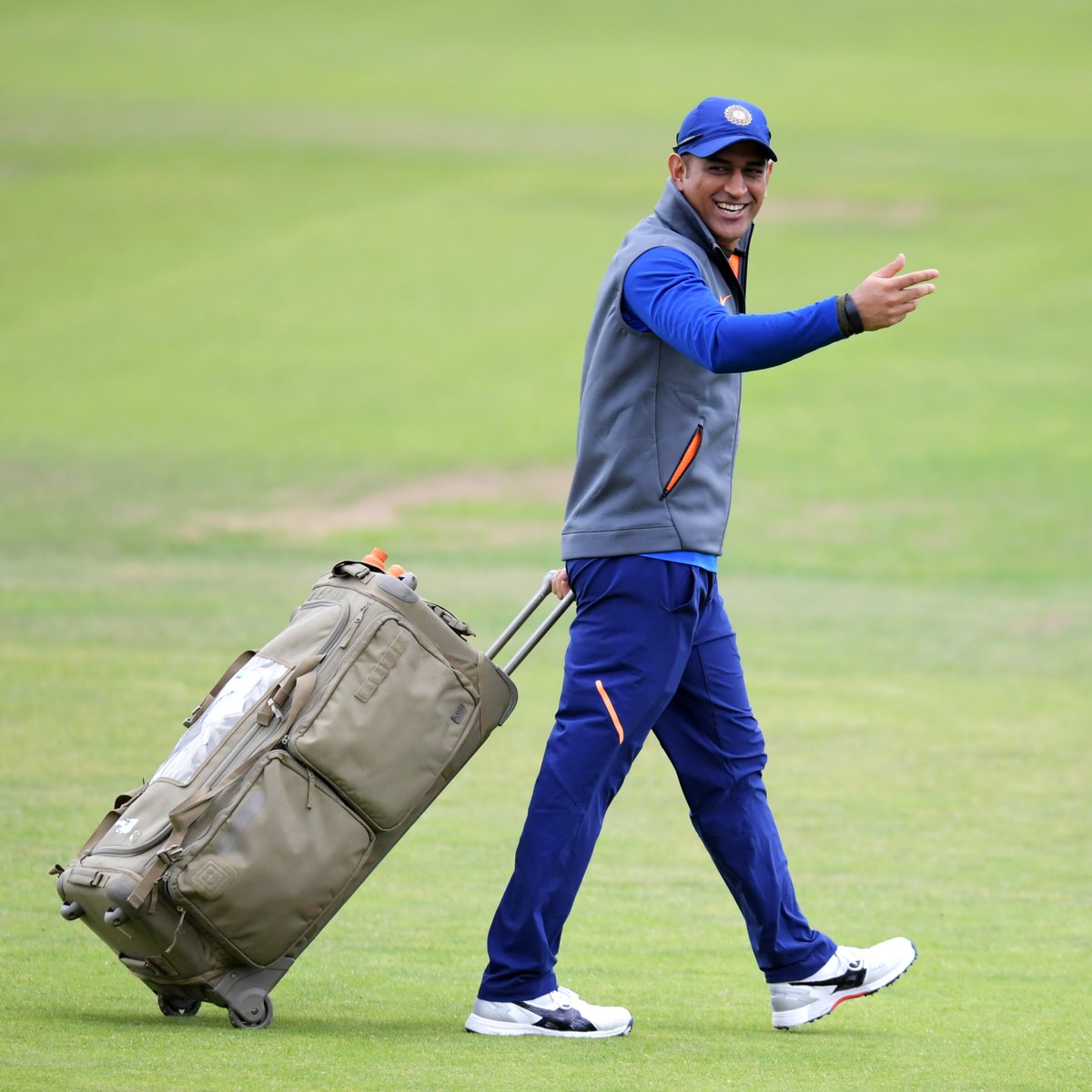 cricinfo's tweet photo. MSD turns 42 🎈

Happy birthday to one of India's finest cricketers and leaders, who continues to add things to his bag full of tricks 🪄 https://t.co/pIZne4ocSZ