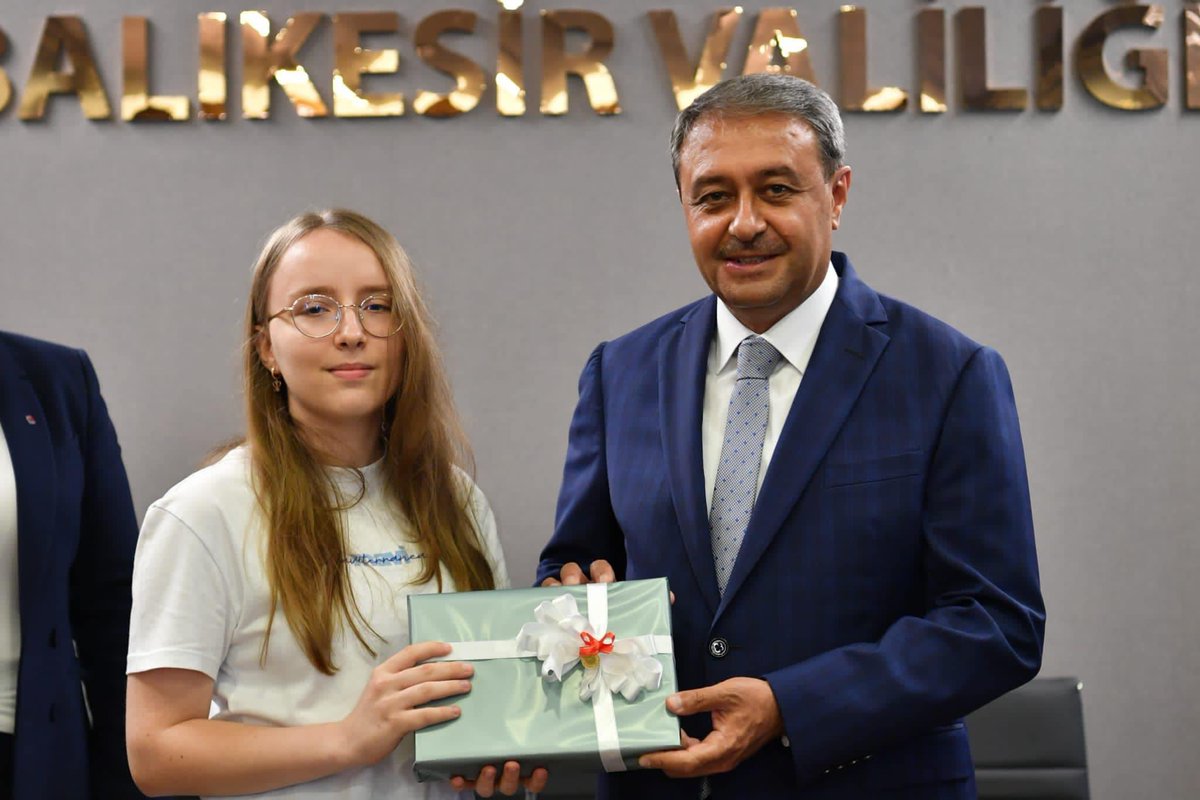 BuketAdiguler's tweet photo. LGS'de 500 Tam Puan alarak Türkiye https://t.co/H7b4L0damm olan sevgili öğrencimiz Naz Karacula ve kıymetli ailesiyle  Sayın Valimizin gerçekleştirdiği ödül törenine katıldık.
Gururluyuz… @EnverYucel @HuseyinYucell @dagozlem @ozgeeasln @Savas_BOYAR 
@BlkBahcesehir https://t.co/aOyuF8dONC