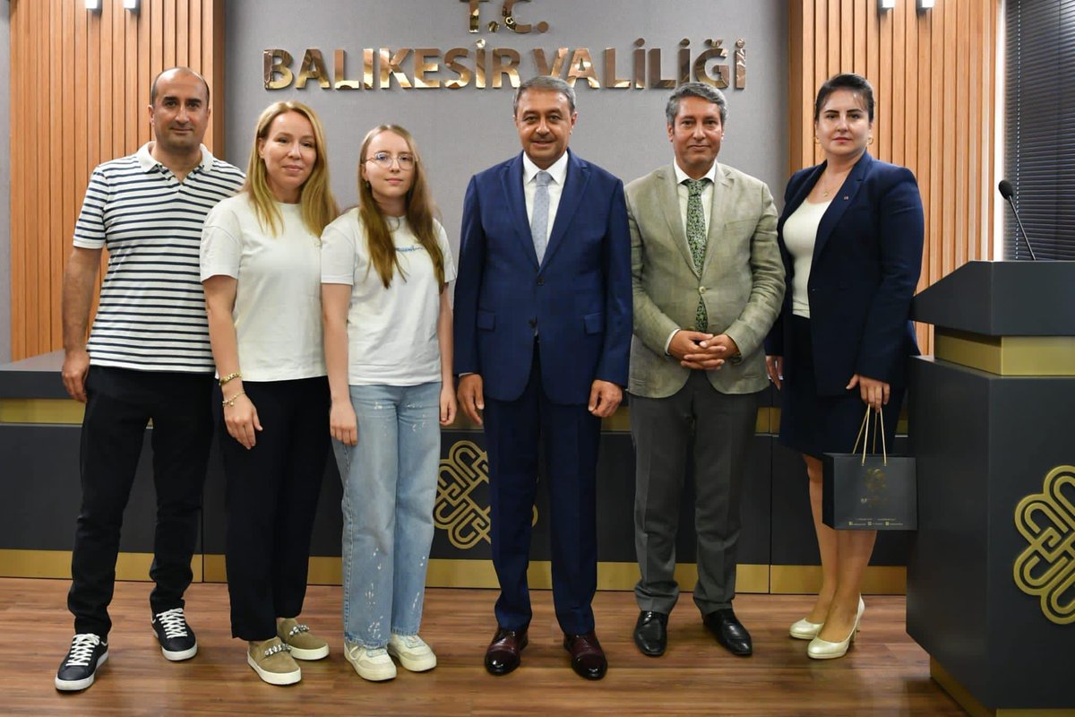 BuketAdiguler's tweet photo. LGS'de 500 Tam Puan alarak Türkiye https://t.co/H7b4L0damm olan sevgili öğrencimiz Naz Karacula ve kıymetli ailesiyle  Sayın Valimizin gerçekleştirdiği ödül törenine katıldık.
Gururluyuz… @EnverYucel @HuseyinYucell @dagozlem @ozgeeasln @Savas_BOYAR 
@BlkBahcesehir https://t.co/aOyuF8dONC
