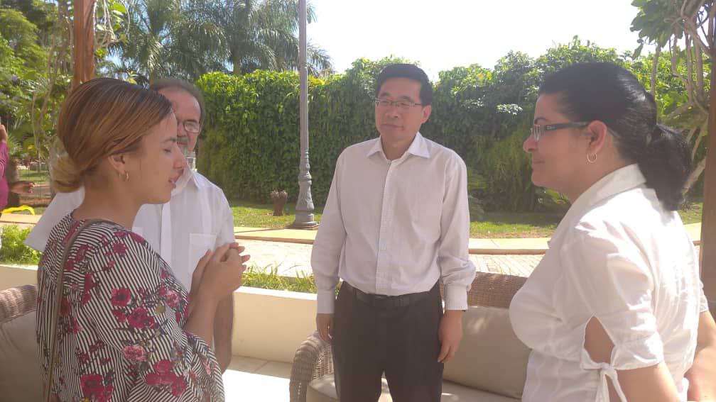 centrofidel's tweet photo. Visita el #CentroFidelCastroRuz el vicepresidente de la Escuela Central del Partido Comunista de China, Li Yi. @EmbChinaCuba https://t.co/IC2NWEffhq