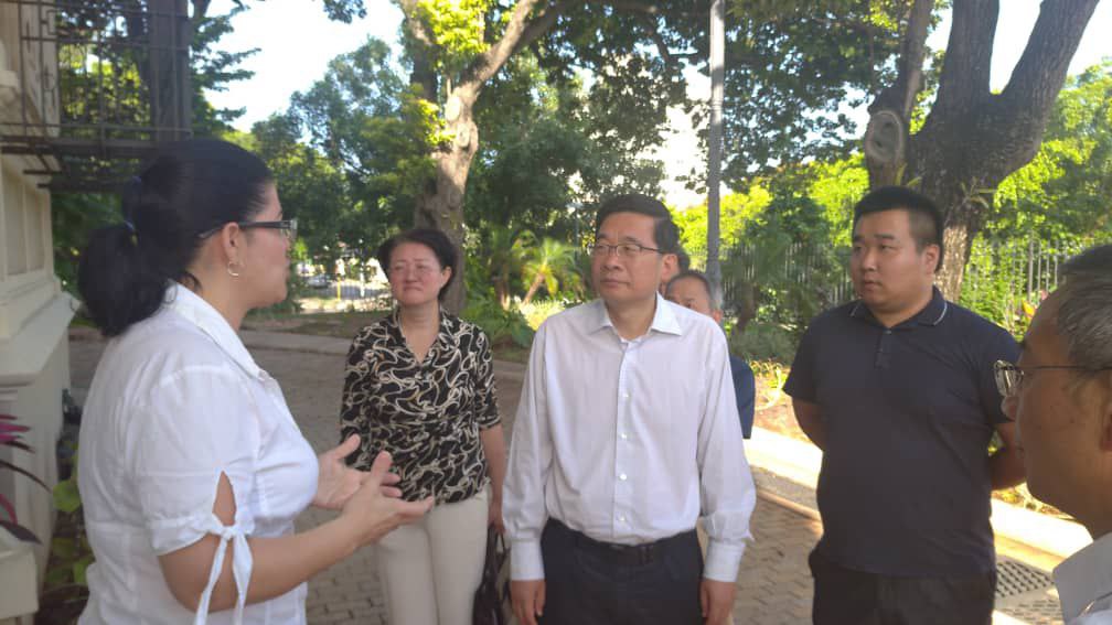 centrofidel's tweet photo. Visita el #CentroFidelCastroRuz el vicepresidente de la Escuela Central del Partido Comunista de China, Li Yi. @EmbChinaCuba https://t.co/IC2NWEffhq