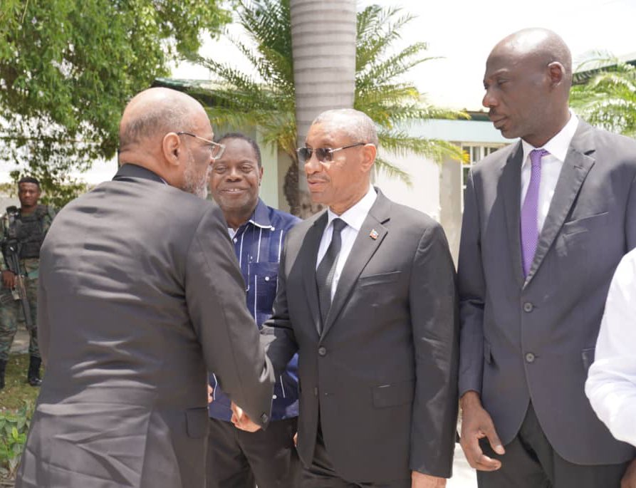 DrArielHenry's tweet photo. Mwen vle di tout moun tèt frèt. Sèl inite e bon jan inite a, se pou nou tout met tèt nou ansanm, pou nou sòti peyi a nan sa nou ye a. Nou bezwen lapè, e se pa bandi ki ap ba nou l. Nou bezwen sekirite, se pa bandi ki ap ba nou l.

#Ayiti https://t.co/gY3urf3abr