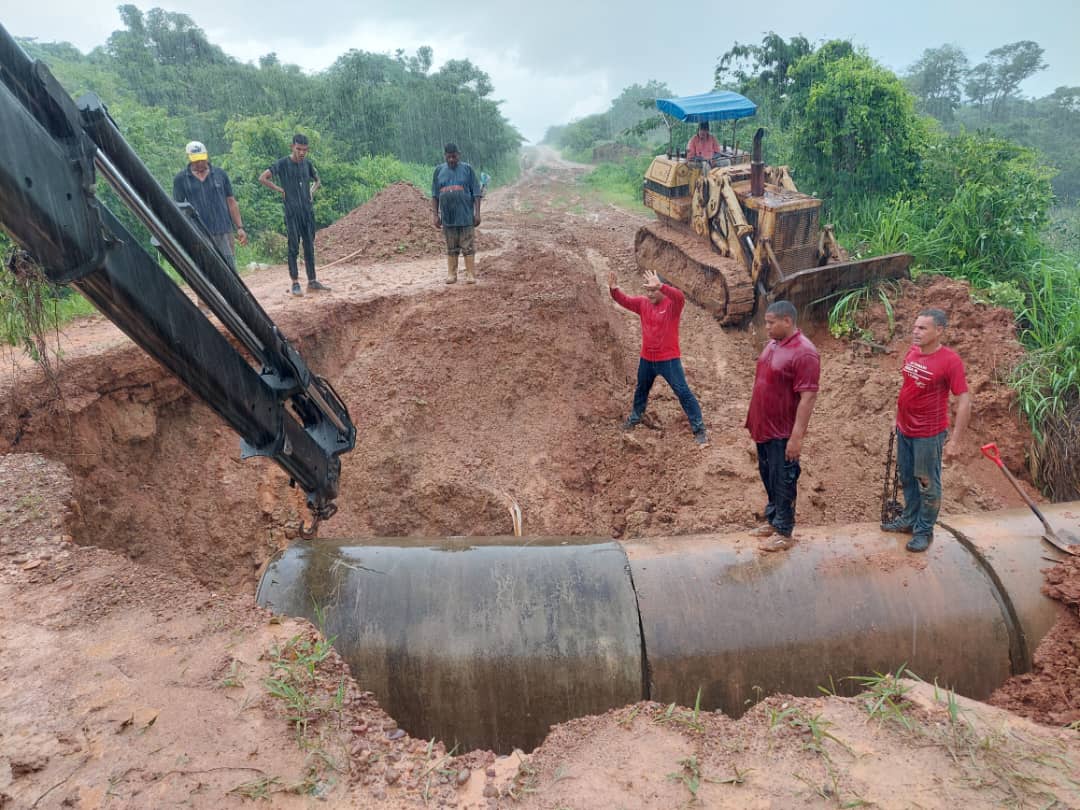 JulioYanezPSUV's tweet photo. Gracias a San Miguel Arcángel, al Gobierno Bolivariano, a los aliados y a nuestra clase obrera, seguimos en cuerpo y alma con los trabajos en el tramo vial Guaribe - Las Lajas. Una acción rápida y revolucionaria que tiene como fin, proteger al pueblo. ¡Con Maduro y Vásquez! https://t.co/36ve8yra9Y
