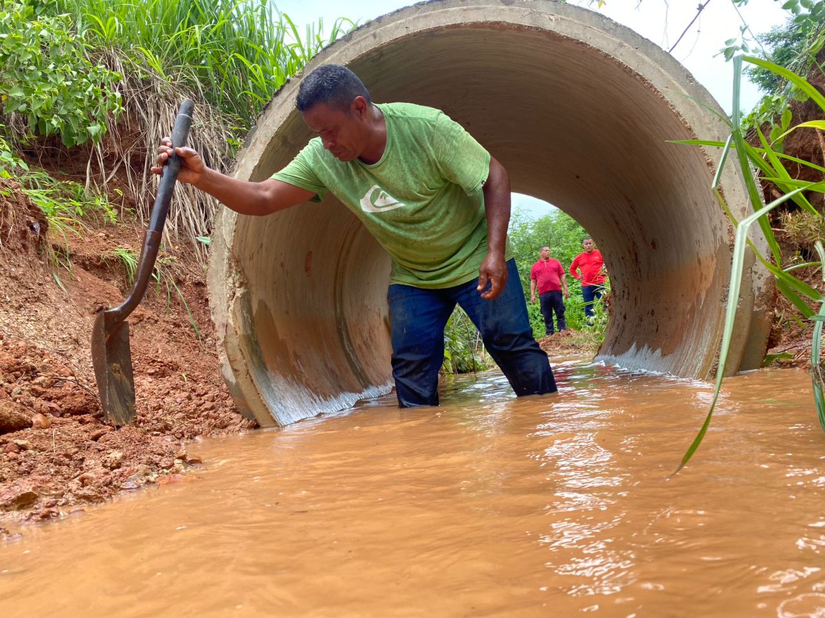 JulioYanezPSUV's tweet photo. Gracias a San Miguel Arcángel, al Gobierno Bolivariano, a los aliados y a nuestra clase obrera, seguimos en cuerpo y alma con los trabajos en el tramo vial Guaribe - Las Lajas. Una acción rápida y revolucionaria que tiene como fin, proteger al pueblo. ¡Con Maduro y Vásquez! https://t.co/36ve8yra9Y