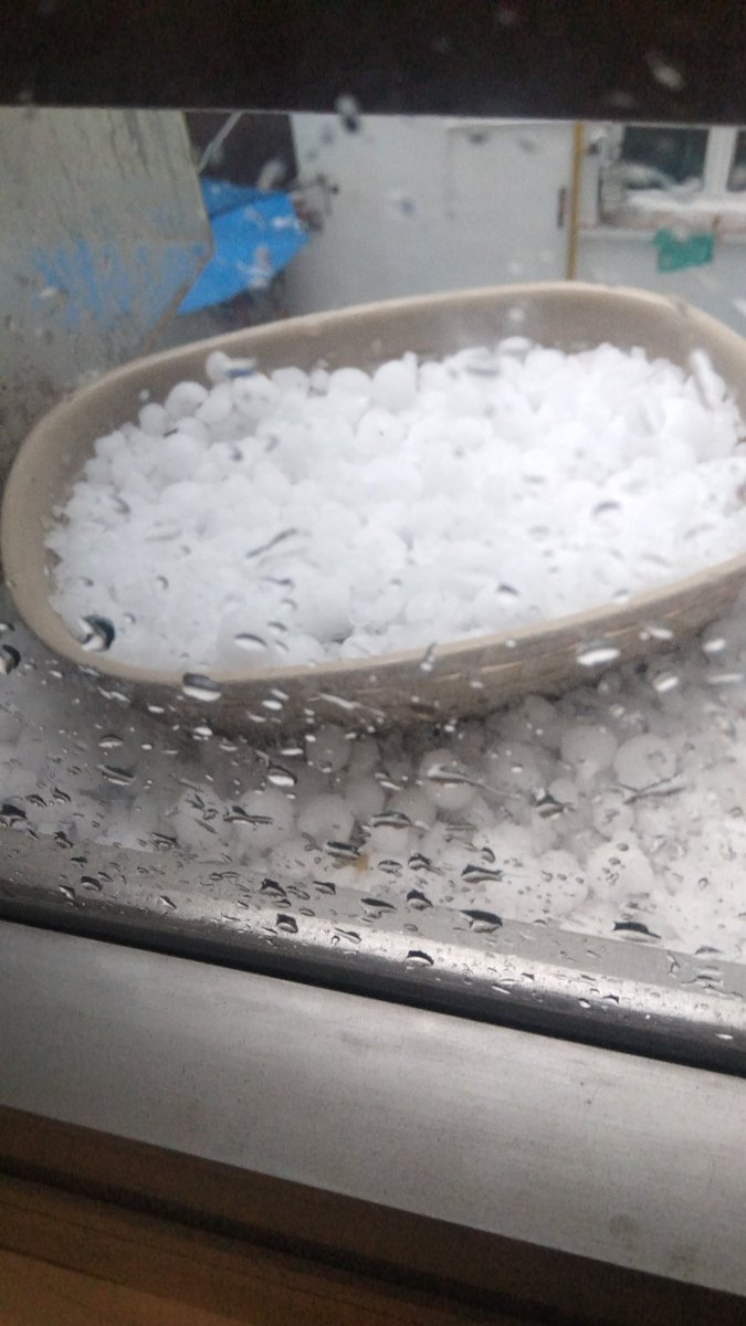 Aitzakia's tweet photo. #kaskabarra #granizo #gasteiz @eguraldiaETB @Arabamet https://t.co/diyip93O3O