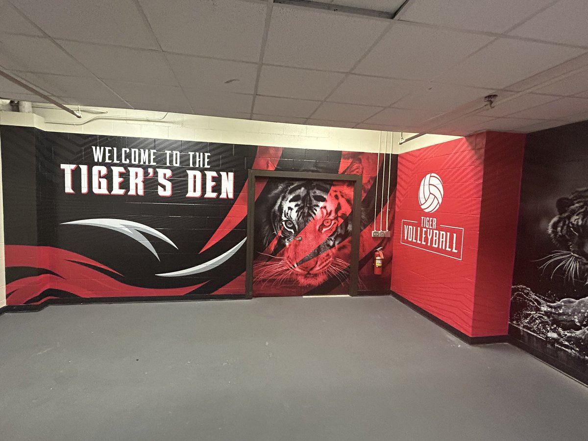 BeltonTigerBB's tweet photo. Team Room looking really sweet. Can’t wait for the finished product with the ceiling and floor to be finished. #BELTON #MakingItBetter 
@BeltonHS @BeltonISD @BeltonISDAth https://t.co/g06nZFMRdm