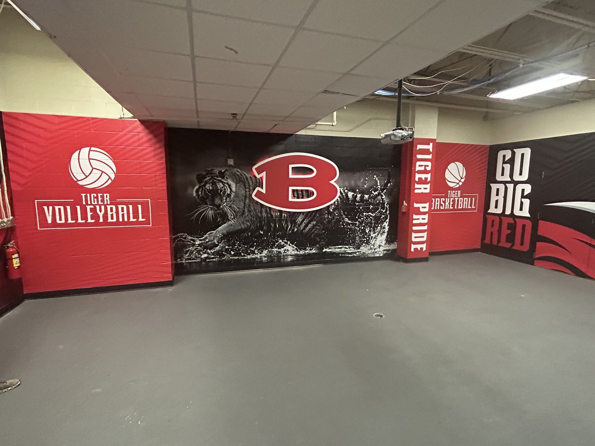 BeltonTigerBB's tweet photo. Team Room looking really sweet. Can’t wait for the finished product with the ceiling and floor to be finished. #BELTON #MakingItBetter 
@BeltonHS @BeltonISD @BeltonISDAth https://t.co/g06nZFMRdm