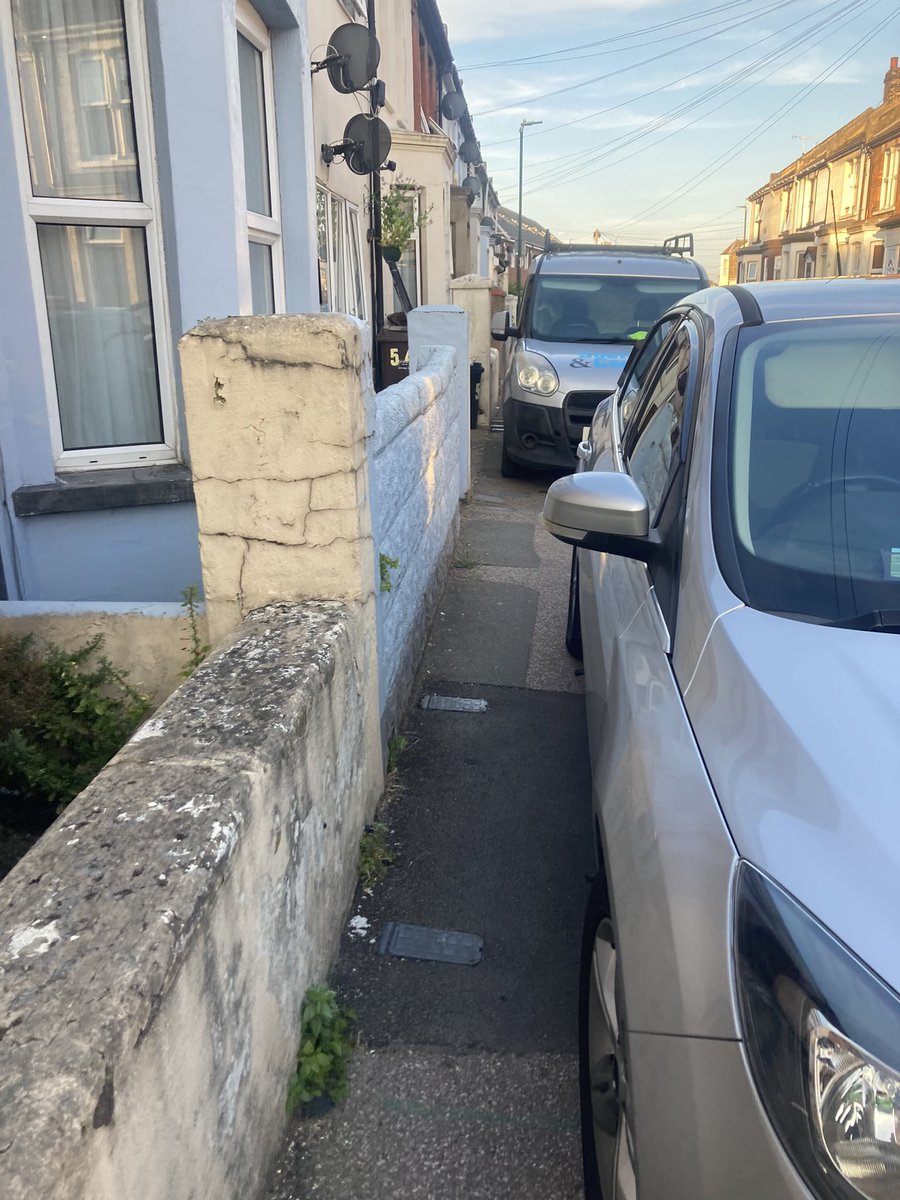medwaypenguin's tweet photo. This situation has been getting worse and worse over the years on Livingstone road. I have had to walk out into the road to get past and there is no room for a wheelchair.

Is there a solution from @medway_council or @MedwayLabour? https://t.co/gcNLJGAE79