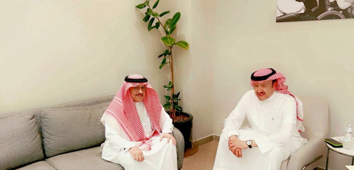 mjharbi's tweet photo. تشرفت عصر هذا اليوم بدعوة كريمة سعدت فيها بلقاء صاحب السمو الملكي الأمير سلطان بن سلمان بن عبدالعزيز.
ومن بساطته جلسنا في البهو ألمقابل لمكتبه.
تحدثنا عن ذكريات مهرجان عكاظ، وعن صاحب السمو الملكي الأمير بدر بن محسن بن عبدالعزيز، وكيف يود الأمير سلطان توثيق تجربة المهرجان، وتوثيق تجربة الأمير بدر فيه.
ويشاهد سموه وهو يطالع قصيدة حلم الوطنية للبدر المنشورة في مجلة هنا الرياض ويبدي سعادته بها.
سبحان من جمع قلبيْ هذين الصديقين على الطيبة والتواضع وحب الناس والقبول.
والحب بينهما الذي لا يعرف الذبول.