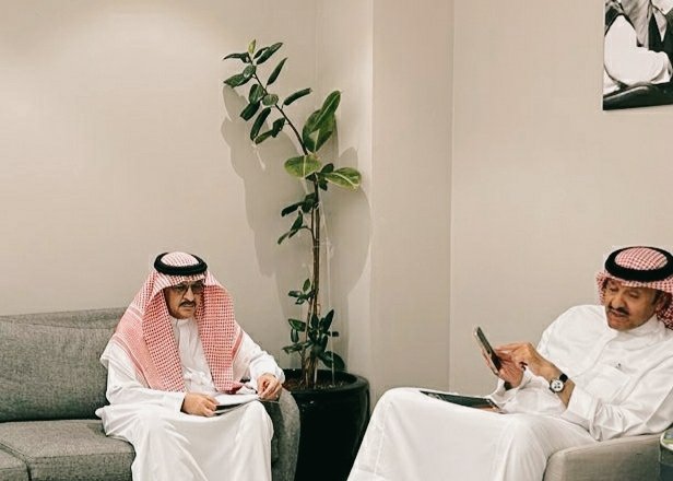 mjharbi's tweet photo. تشرفت عصر هذا اليوم بدعوة كريمة سعدت فيها بلقاء صاحب السمو الملكي الأمير سلطان بن سلمان بن عبدالعزيز.
ومن بساطته جلسنا في البهو ألمقابل لمكتبه.
تحدثنا عن ذكريات مهرجان عكاظ، وعن صاحب السمو الملكي الأمير بدر بن محسن بن عبدالعزيز، وكيف يود الأمير سلطان توثيق تجربة المهرجان، وتوثيق تجربة الأمير بدر فيه.
ويشاهد سموه وهو يطالع قصيدة حلم الوطنية للبدر المنشورة في مجلة هنا الرياض ويبدي سعادته بها.
سبحان من جمع قلبيْ هذين الصديقين على الطيبة والتواضع وحب الناس والقبول.
والحب بينهما الذي لا يعرف الذبول.