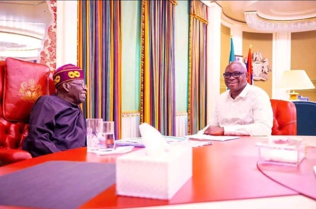 I will keep saying this. Youths please don't fight your friends because of any politicians.
If you know history you will be wondering how this two can end up in thesame room smiling
#politicsisagame #politicsinnigeria #nigeriapolitics #presidenttinubu #ayofayose