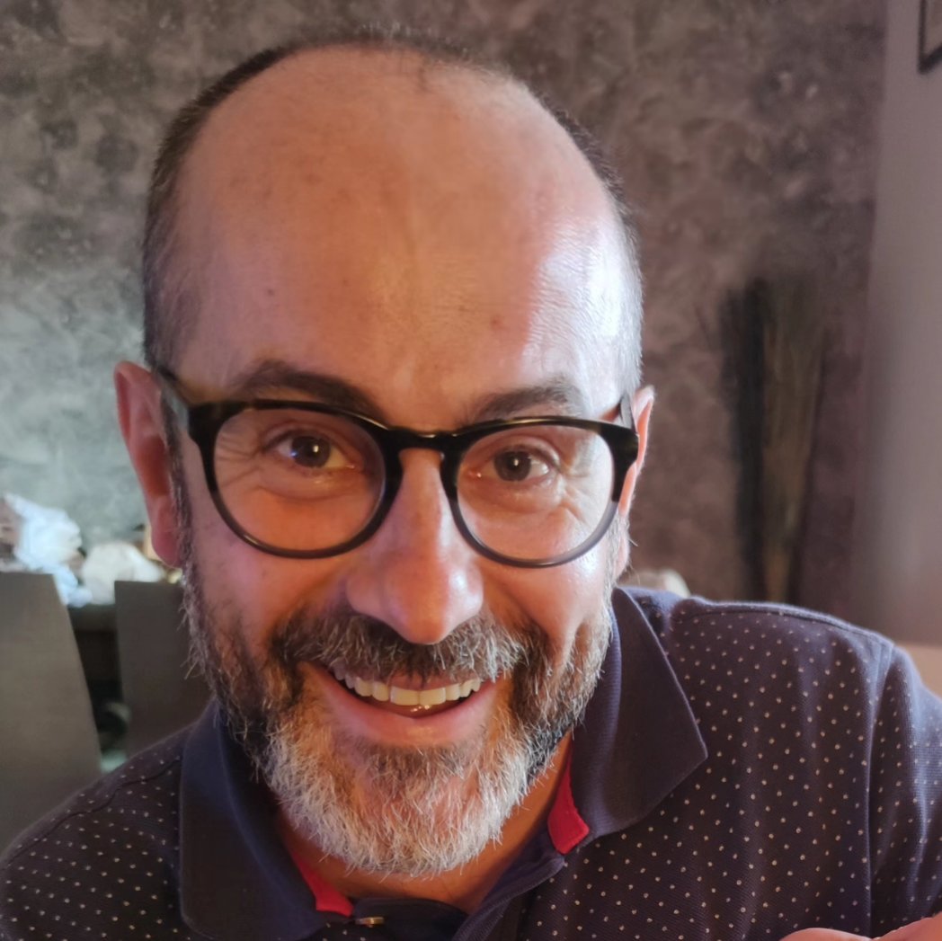 Ambfiteatre's tweet photo. I hui és l'aniversari del nostre @BernaRamosPan 🎂! 🥳🥳🥳
Amic, estem segurs que estàs passant un dia molt feliç, t'estimem! 😘😘😘
#aniversarifeliç #elpandu #quarantaipocs #ambfifamily #viscaambfiteatre https://t.co/gdSSn2MrKH