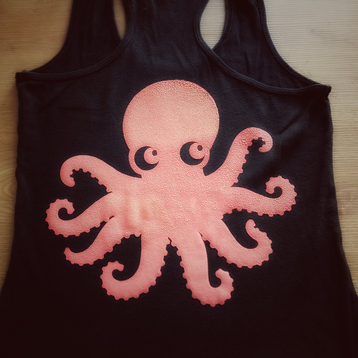 Premiers essais de flocage en #flex à la découpeuse numérique… et au fer à repasser. #diy #fablab #poulpe