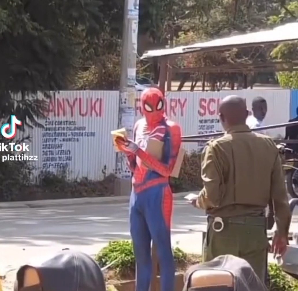 JUJA_KOT's tweet photo. Kenyan cops hamtambui spiderman kabisaa ?🤔 https://t.co/rH6EdeJV6p