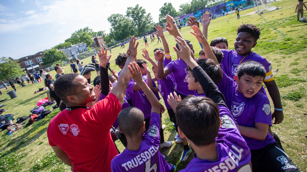 DCSCORES's tweet photo. It's a feel-good Friday! Check out more of our favorite snaps from last season – these are from our @TruesdellEC vs Barnard Elementary School gameday.

📸: Brandon Ellis https://t.co/WO09o3kZ4m