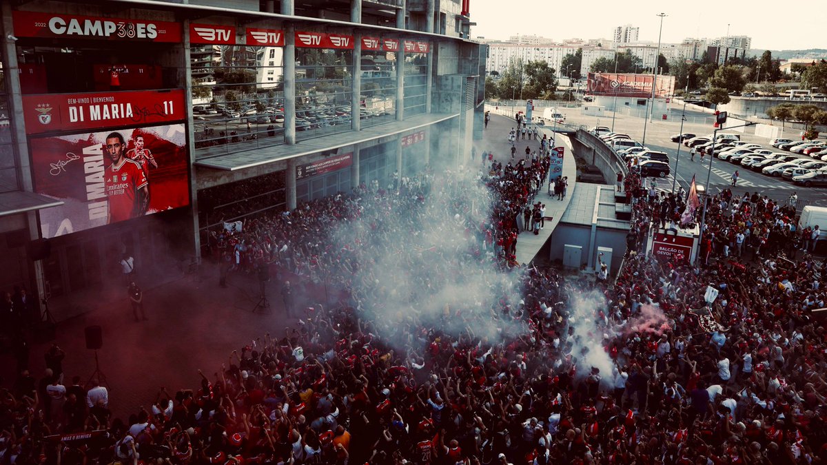 101ULTRAS's tweet image. 🇵🇹 Benfica fans welcome Angel Di Maria back to the club after 13 years away