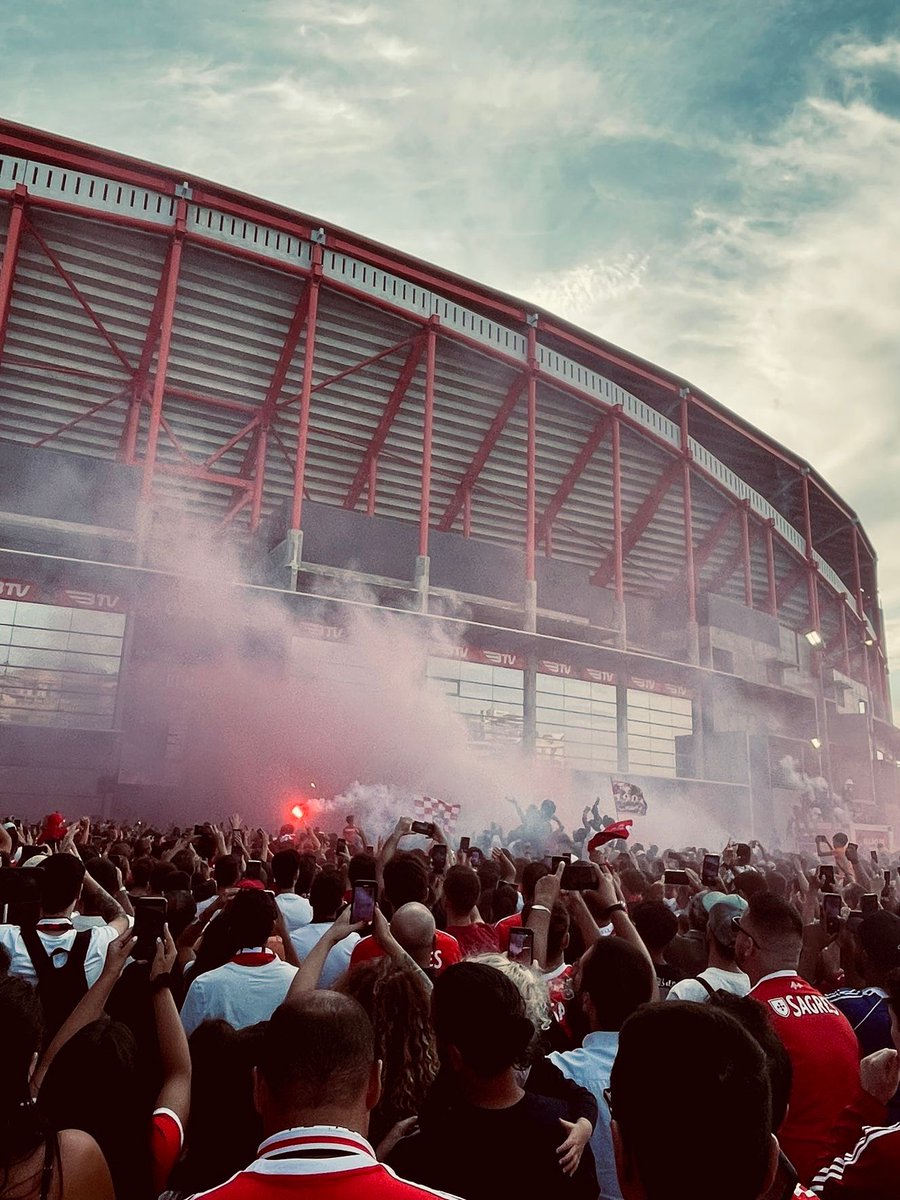 101ULTRAS's tweet image. 🇵🇹 Benfica fans welcome Angel Di Maria back to the club after 13 years away