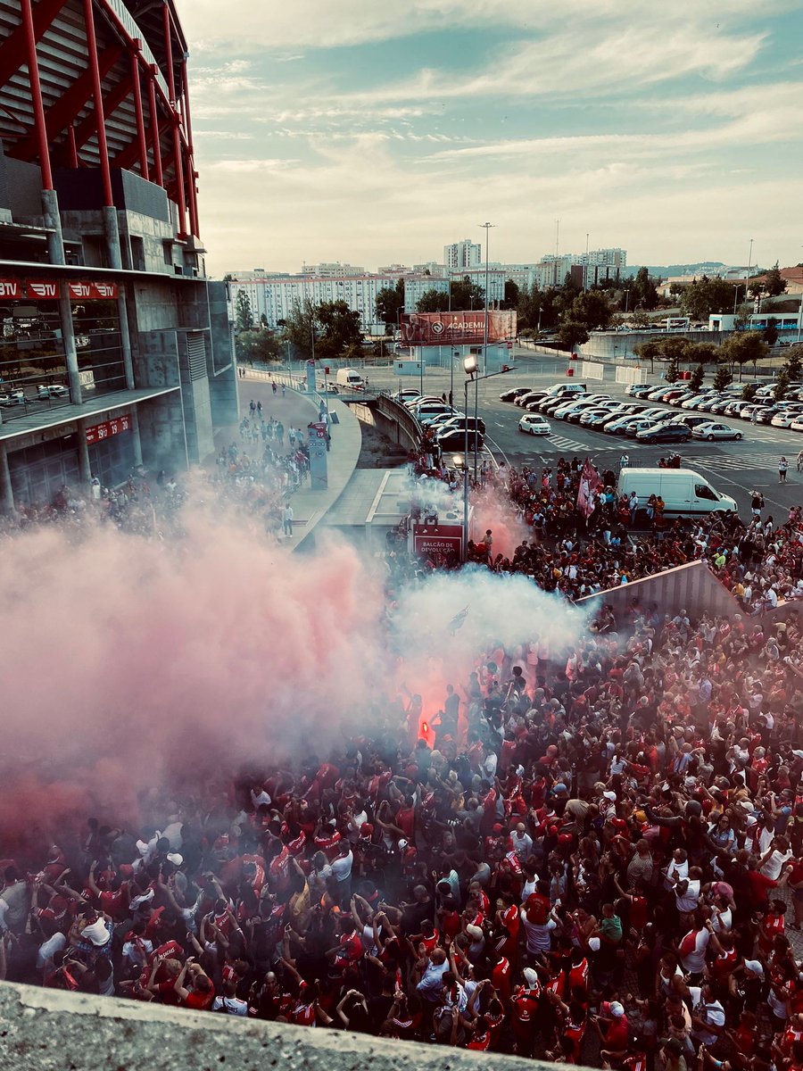 101ULTRAS's tweet image. 🇵🇹 Benfica fans welcome Angel Di Maria back to the club after 13 years away