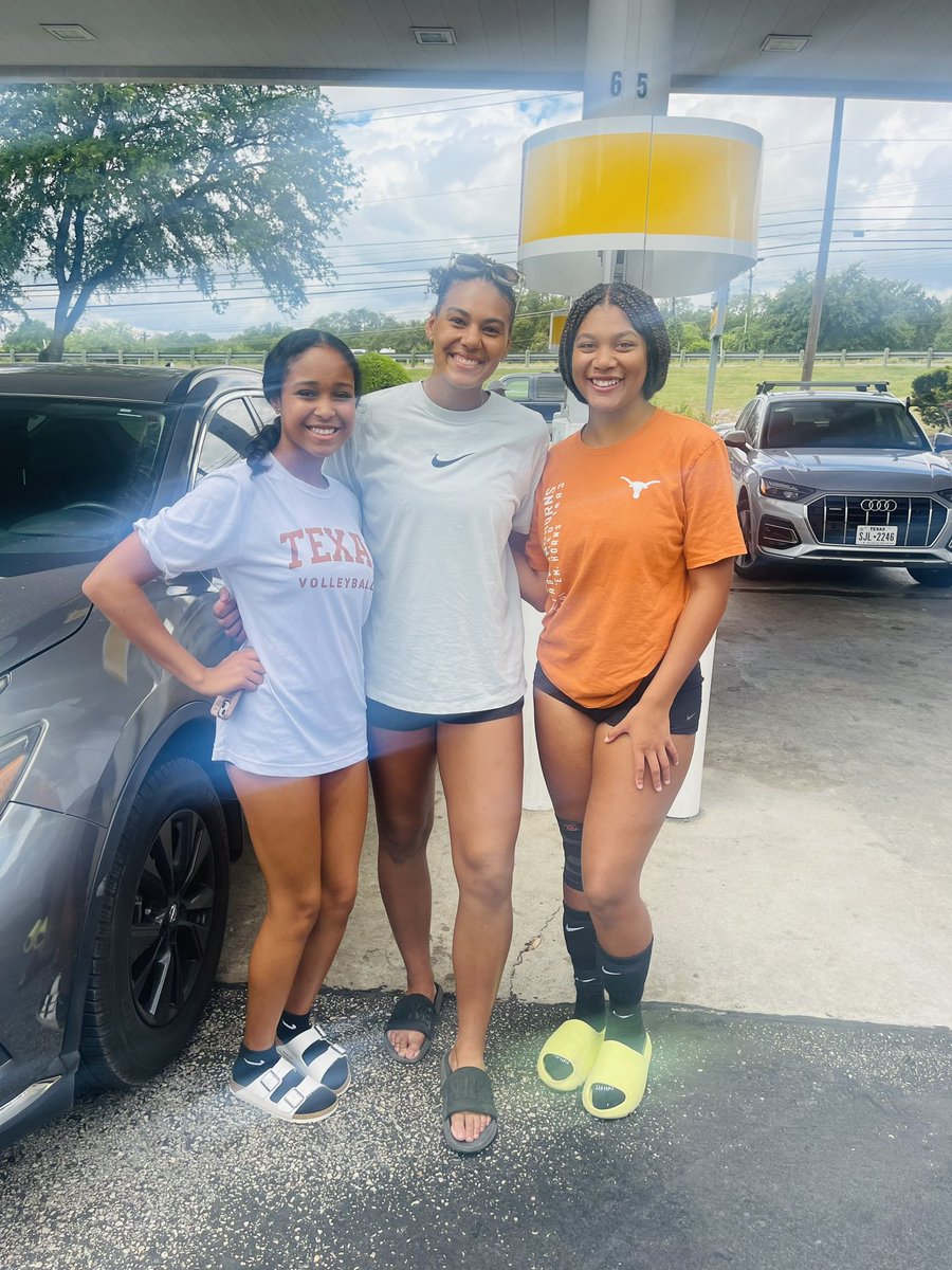 BHSLadyBearVB's tweet photo. Great day for Harmony and Aniyah at Bella Bergmark clinic!! https://t.co/chzOZH8eB6