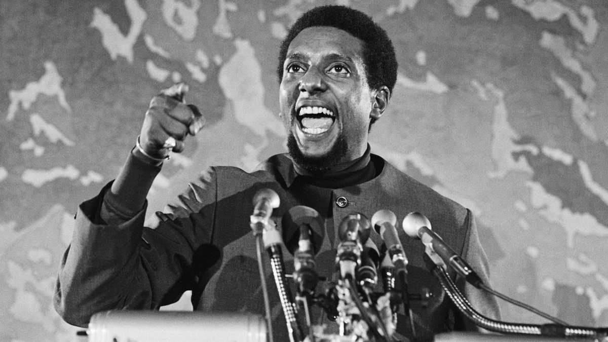 lianapurpura's tweet image. Le preguntan a Stokely Carmichael, líder juvenil SNCC en una marcha del año 66: ¿A qué se refiere cuando grita Poder Negro?
R/ “Son personas oprimidas porque son negras y su grito de protesta debe ser #PoderNegro para que puedan usarlo y asegurar su propia justicia.” #blackpower
