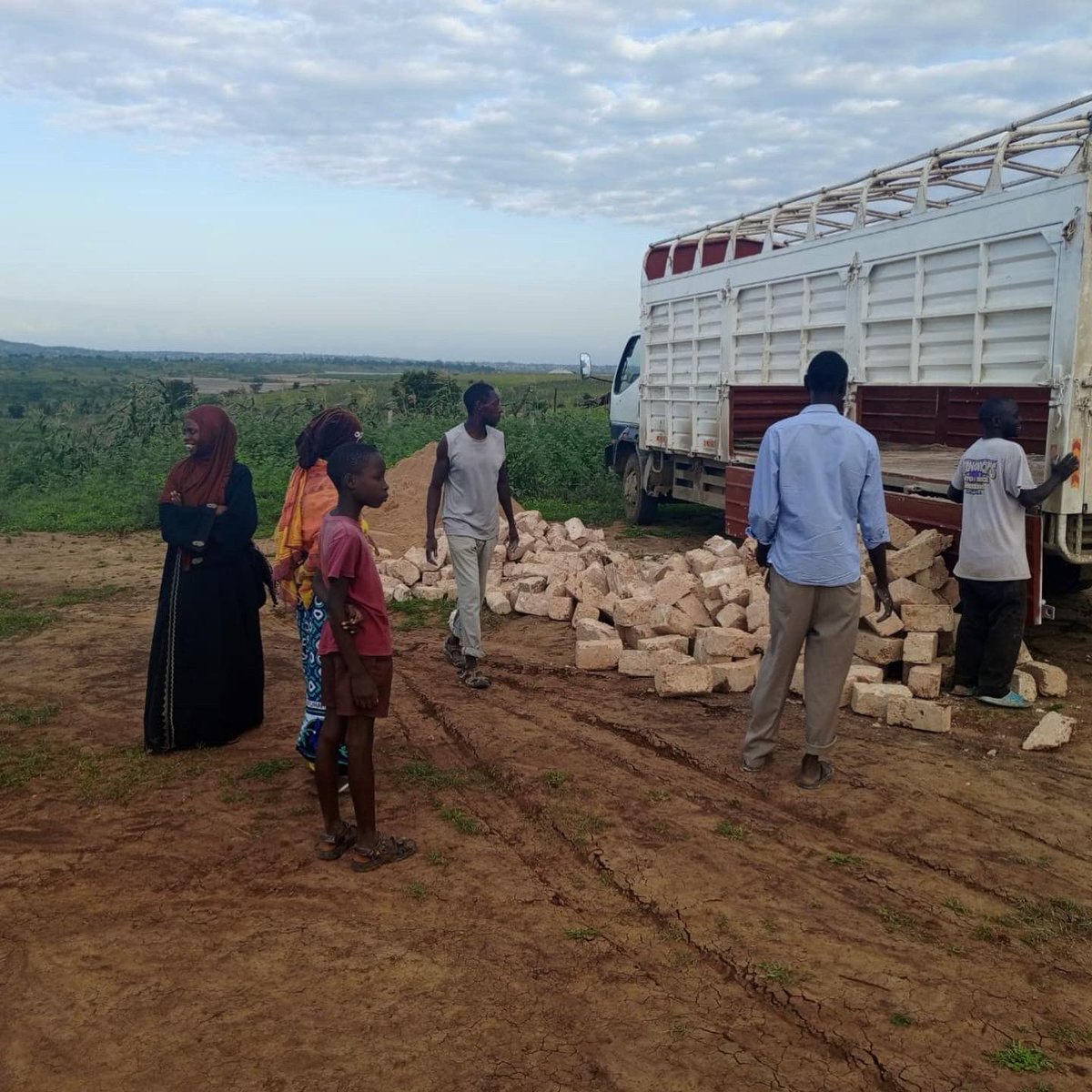 Construction begins for a new eco loo at Munawar academy. Access to WASH facilities is the first step of the Haller journey - an understanding that proper sanitation underpins good health (both for people and planet). Follow Haller to keep updated on our progress! 🧡