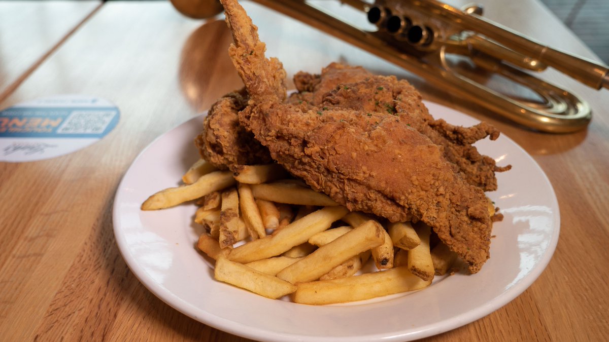 flyneworleans's tweet photo. Chicken🍗 it's what's for dinner🍽️
📍 Leah's Kitchen, Outside Concourse C
#NationalFriedChickenDay #IndulgeMSY https://t.co/OUqsIqoj1h