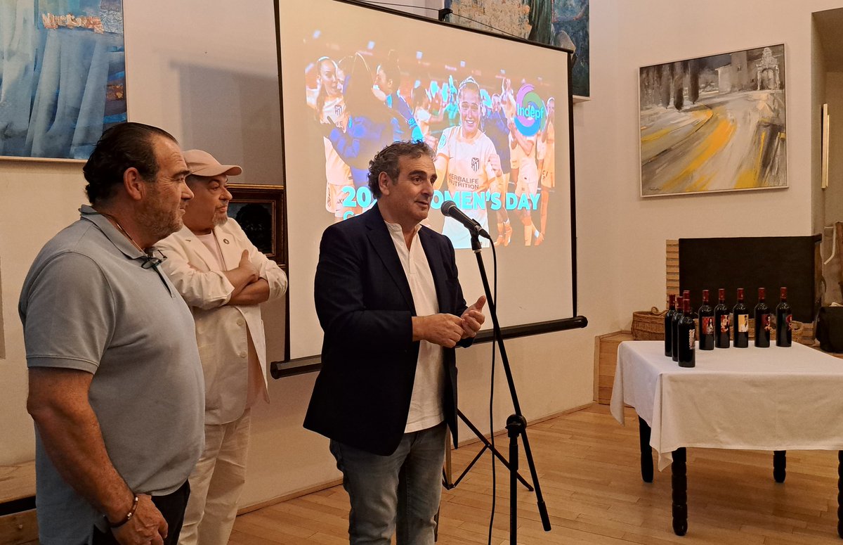 vinodelamancha's tweet photo. Presentación de la colección de 1.000 botellas de 10 referencias #DOLaMancha de la cooperativa #VinicoladelCarmen de #CampodeCriptana de su tinto ecológico #Infanto cuyo beneficio irá donado a la asociación de enfermedades poco frecuentes @INDEPF . @Ayto_Criptana #vinosdecalidad https://t.co/yspyRmZBiG