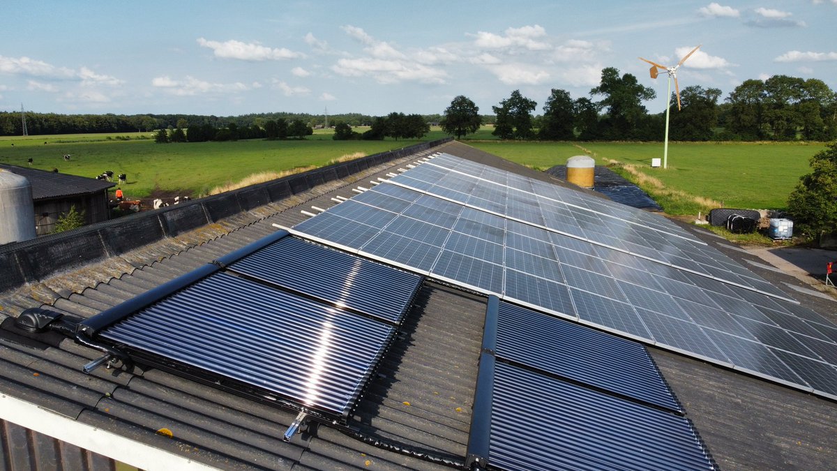 Vandaag zijn naast de windmolen en zonnepanelen de heatpipes aangesloten, dit om water op te warmen. Zowel in zomer als winter. 
Duurzaam en daar naast een verdienmodel