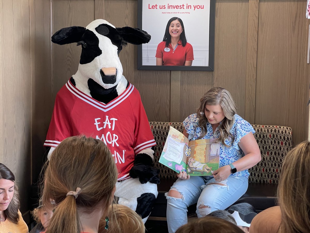 Megan Hufford of Brookhollow Elementary reads to the students in our community! #BRKShiningBright #LufkinISDWillReign <a href="/TeamLufkinISD/">Lufkin ISD</a>