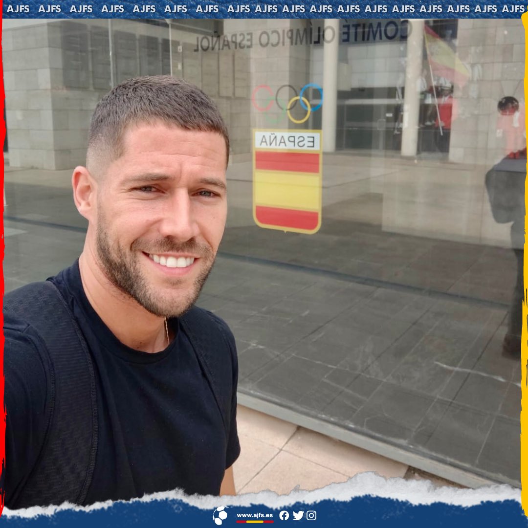 ajfs1998's tweet image. 👨🏼‍🎓 @17RaulCampos ha aprobado la prueba de acceso a la Universidad para mayores de 25 años a través de la @UCAM &amp;amp; @COE_es y su #OAD

🙌🏼 Un paso adelante para seguir proyectando el  futuro de una estrella del fútbol sala español. 

¡Tira del hilo! 🧵 #SomosAJFS