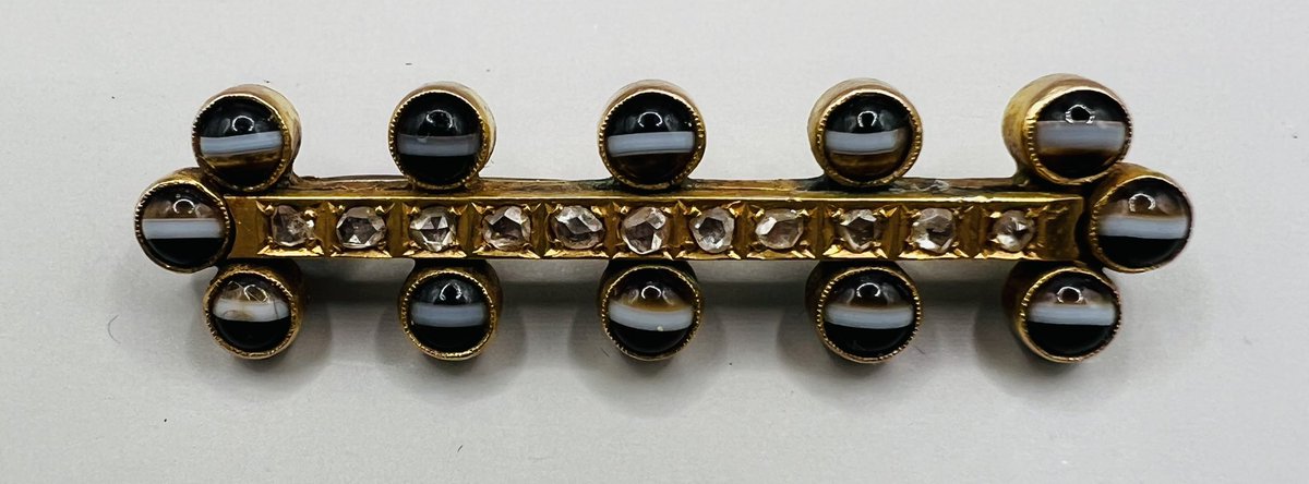 hansonsstaffs's tweet photo. If you can’t make it in person you can bid online at Hansons Live - follow the catalogue link below to register! #auctionfinds #antiquejewelryaddiction #vintagegold https://t.co/kUQqq1ujVB https://t.co/nLUjaNW6ie