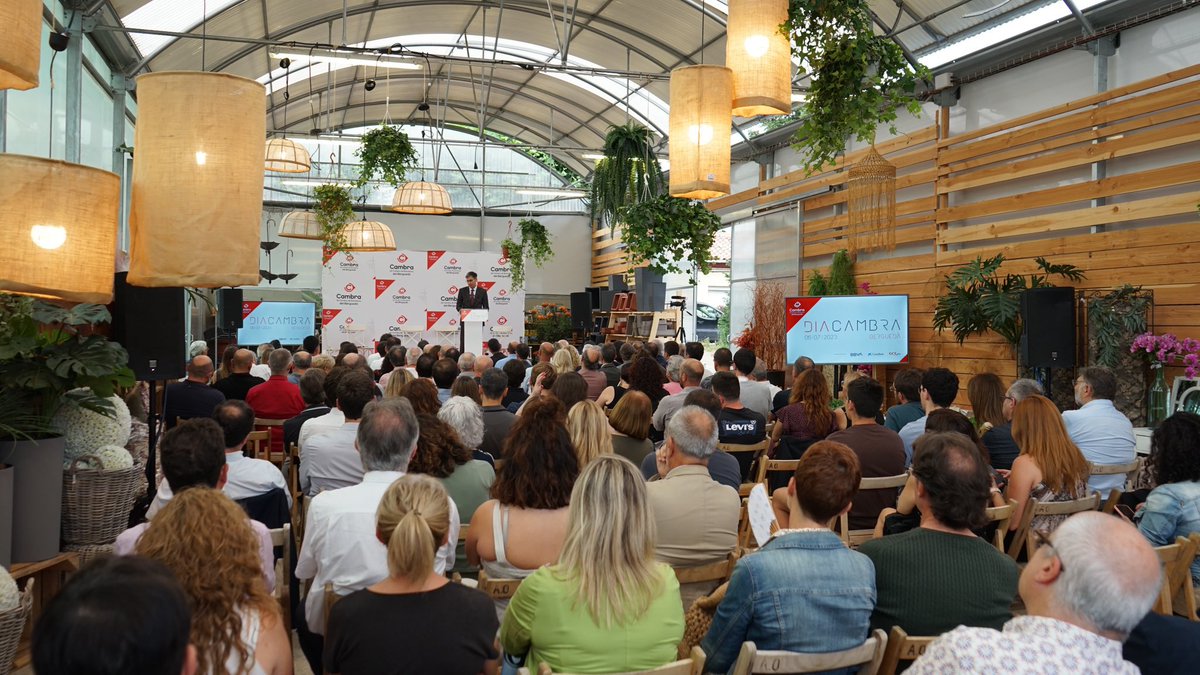 isaacperaire's tweet photo. A Cal Rosal, potent #DiaCambraBerguedà. Interessant taula rodona amb #PauligLiven, #ASNL, @moiaccio i #Weelko; reconeixement a #RamadersdeMuntanyadelBerguedà, i xerrada de Lluís Torner @ICFOnians.
#Berguedà, comarca d’oportunitats!
#CambraBerguedà #sempreendavant https://t.co/vxP3MpW5HG