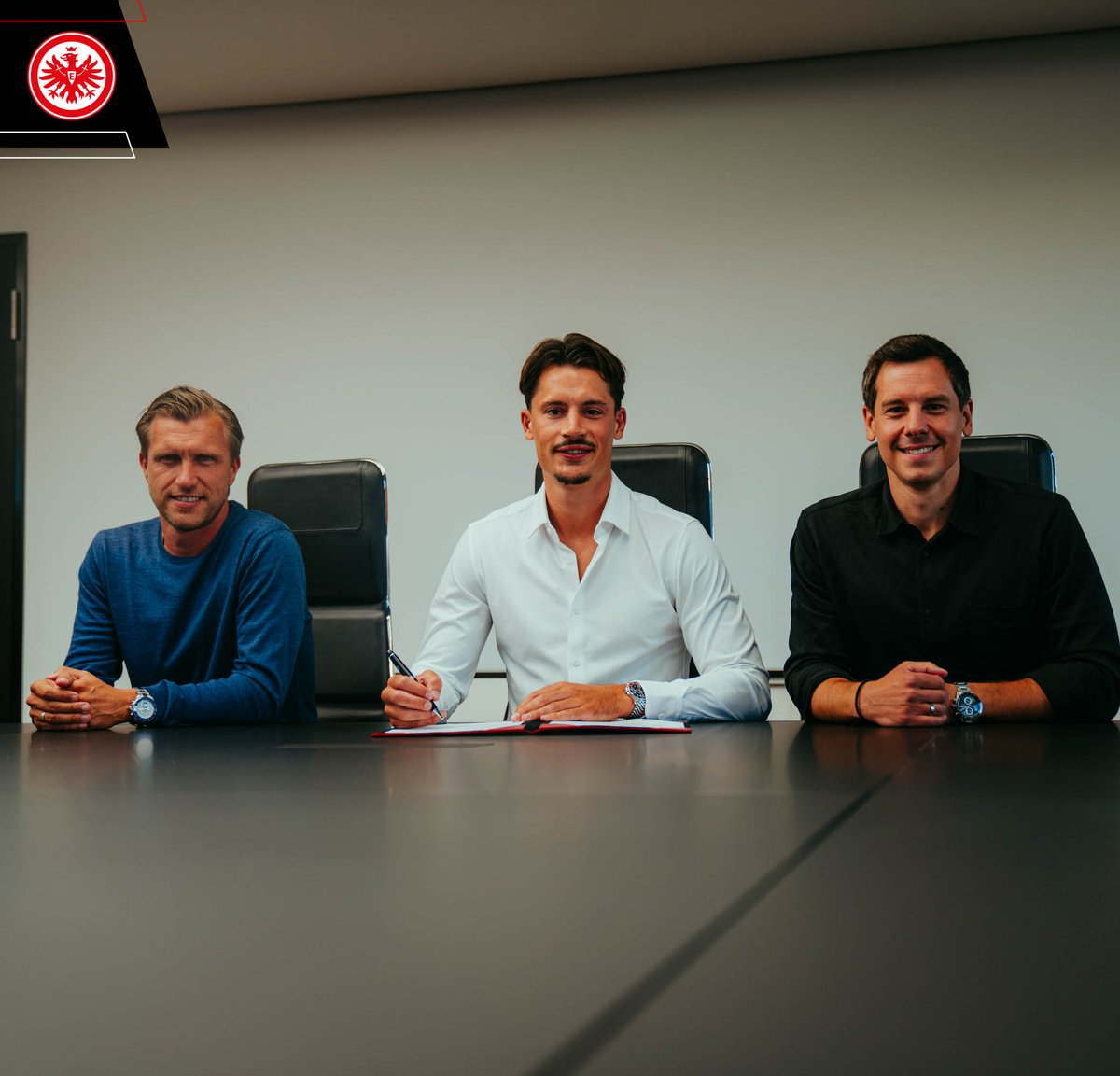 Eintracht's tweet photo. ✍️✅ done deal!
#SGE | #ItsCooking https://t.co/1KP2uWa3Cp