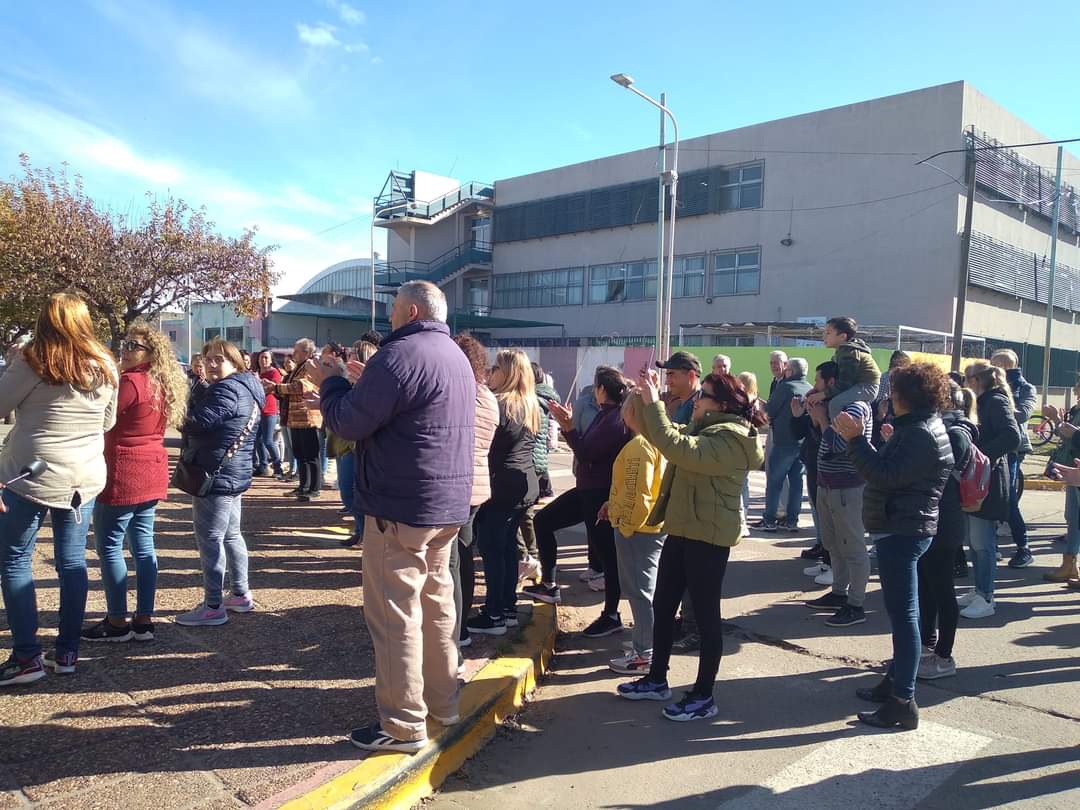 9dejuliodepie's tweet photo. #Ceys
#9dejulio
#DigamosTodo
Más allá de la cantidad de vecinos y vecinas rescatamos la presencia de los y las que estuvieron esta tarde como así también la cantidad de firmas juntadas pidiendo la asamblea extraordinaria este es el camino y la forma de defender la ceys https://t.co/Uqwg3lwrQe