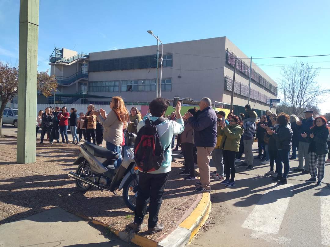 9dejuliodepie's tweet photo. #Ceys
#9dejulio
#DigamosTodo
Más allá de la cantidad de vecinos y vecinas rescatamos la presencia de los y las que estuvieron esta tarde como así también la cantidad de firmas juntadas pidiendo la asamblea extraordinaria este es el camino y la forma de defender la ceys https://t.co/Uqwg3lwrQe