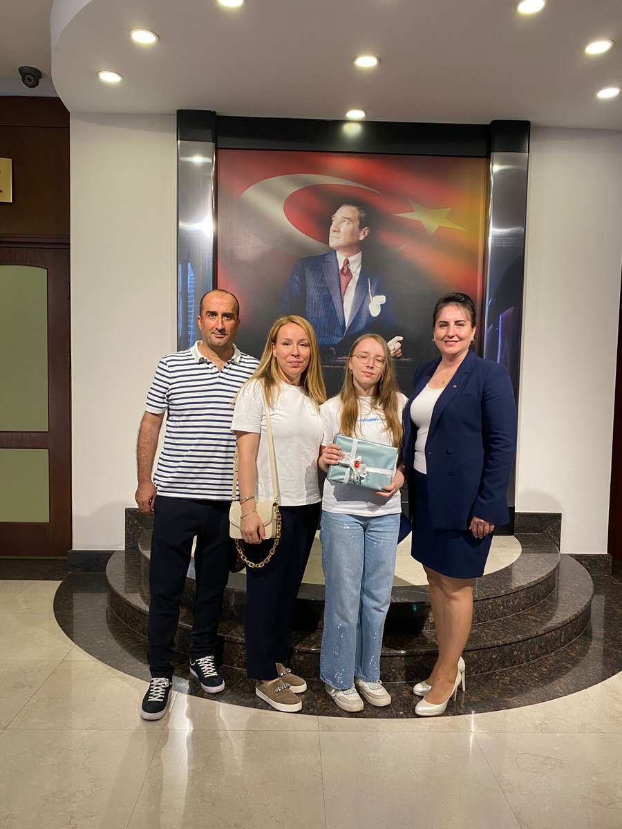 BlkBahcesehir's tweet photo. LGS'de 500 Tam Puan alarak Türkiye https://t.co/6cax7cth8P olan sevgili öğrencimiz Naz Karacula ve kıymetli ailesiyle  Sayın Valimizin gerçekleştirdiği ödül törenine katıldık.
Gururluyuz🧿❤️💙

@EnverYucel  @dagozlem @ozgeeasln @Savas_BOYAR @BuketAdiguler https://t.co/XNvk3VgBc2