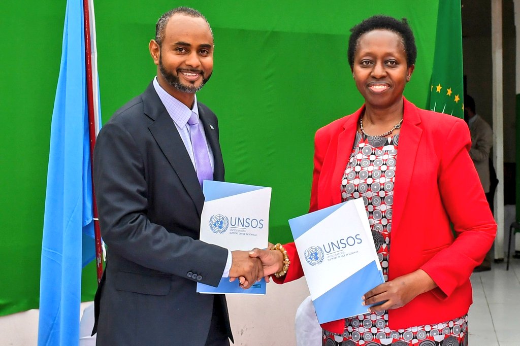 souefmo_elamine's tweet image. Together with the visiting Dir. Conflict Management @AUC_PAPS @SarjohBah3 we concluded and officially handed over the seven #FOBs to the #FGS led by the Minister of Defence @Amohamednur. We were joined by our TCC Ambassadors and Int&apos;l. partners, @UNSomalia SRSG @CatrionaLaing1;…