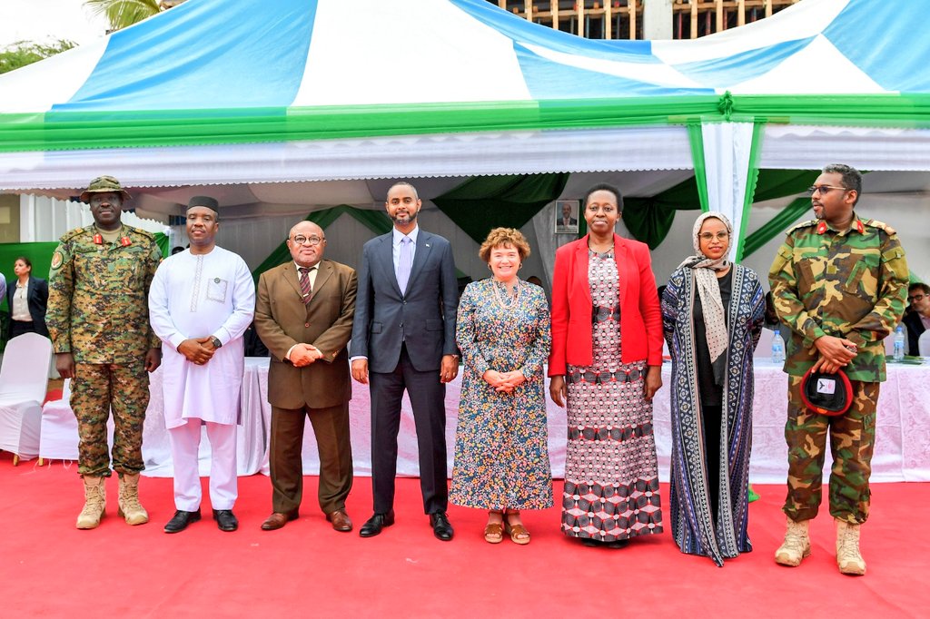 souefmo_elamine's tweet image. Together with the visiting Dir. Conflict Management @AUC_PAPS @SarjohBah3 we concluded and officially handed over the seven #FOBs to the #FGS led by the Minister of Defence @Amohamednur. We were joined by our TCC Ambassadors and Int&apos;l. partners, @UNSomalia SRSG @CatrionaLaing1;…