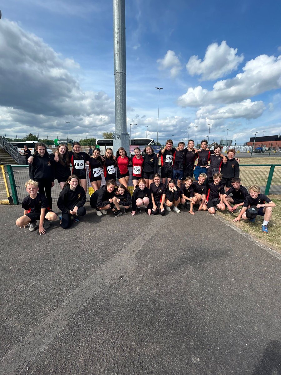yc_llanhari's tweet photo. Bu disgyblion Llanhari yn cystadlu yng nghystadleuaeth athletau’r Urdd heddiw - da iawn i bawb a gymerodd rhan! Sylw arbennig i dîm blwyddyn 9 a ennillodd y cwpan 🏆 🥇 ac i dîm blwyddyn 8 a ddaeth yn 2ail a 3ydd yn y bowlen 🥈🥉 Am ddiwrnod llwyddiannus - llongyfarchiadau! 👏🏻 https://t.co/5pcnvvTQUP