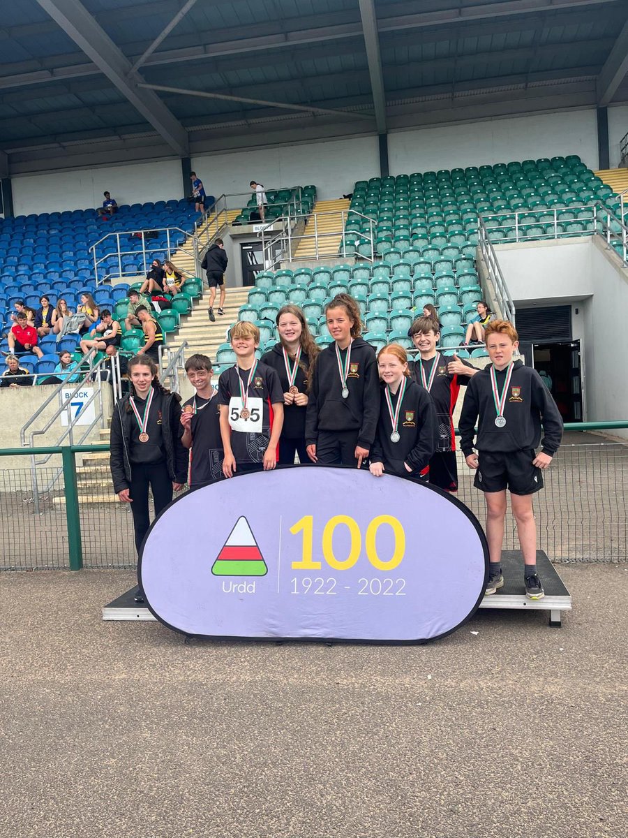 Bu disgyblion Llanhari yn cystadlu yng nghystadleuaeth athletau’r Urdd heddiw - da iawn i bawb a gymerodd rhan! Sylw arbennig i dîm blwyddyn 9 a ennillodd y cwpan 🏆 🥇 ac i dîm blwyddyn 8 a ddaeth yn 2ail a 3ydd yn y bowlen 🥈🥉 Am ddiwrnod llwyddiannus - llongyfarchiadau! 👏🏻