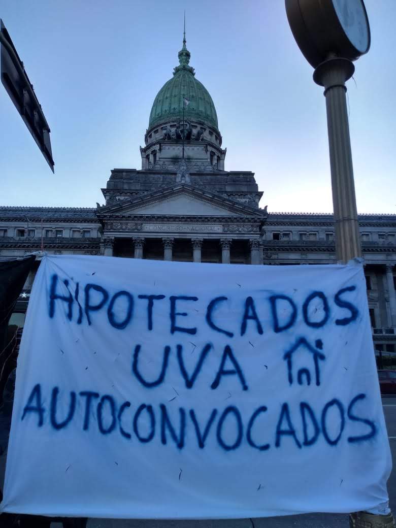hipotecadosuva's tweet photo. .@SenadoArgentina debe imprimirle el coraje y la decisión política de contemplar el recálculo retroactivo a Agosto 2019, y asi desendeudar a las familias que llevamos mas de 5 años acumulando en las cuotas y el capital una inflación descontrolada.
#HipotecadosUVA
#UsuraUVA https://t.co/NvoXsXuVj7