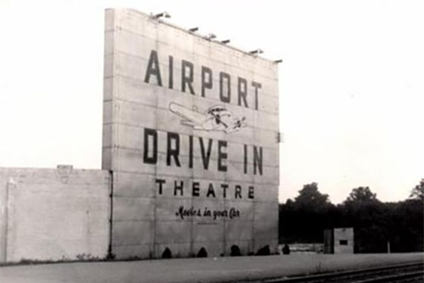 Did you know that Crystal City was home to Arlington’s first drive-in movie theater? The “Airport Drive-In” operated from 1947-1963, just behind National Airport.
library.arlingtonva.us/2023/07/06/air…