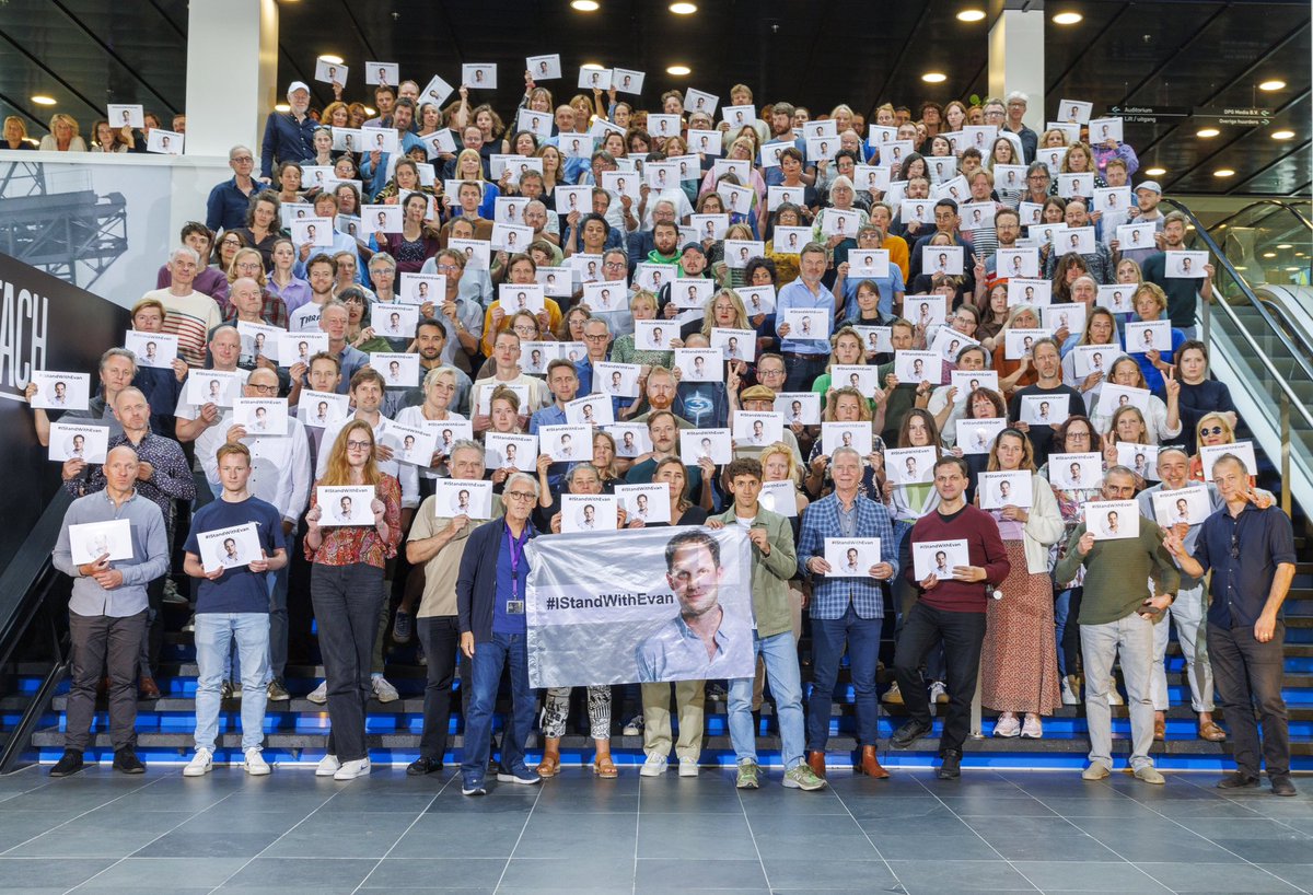 Met medewerkers van Trouw, Het Parool en de Volkskrant verzamelden wij ons met enkele Russische journalisten voor deze foto, als ondersteuning van Wall Street Journal-journalist Evan Gershkovich, die op 7 juli alweer 100 dagen vastzit in een Russische gevangenis. #StandWithEvan